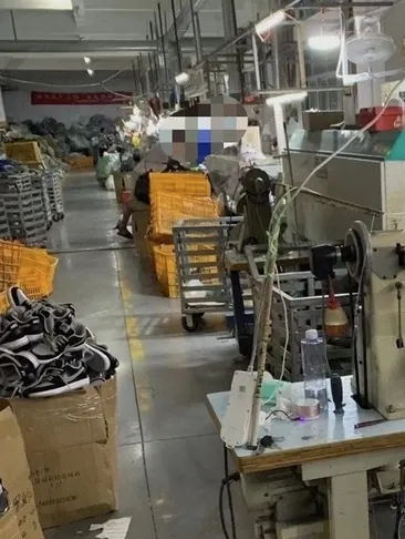 Taller de costura con empleados en sus puestos
