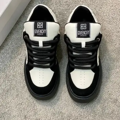 Givenchy B22 y Slip-Ons casual